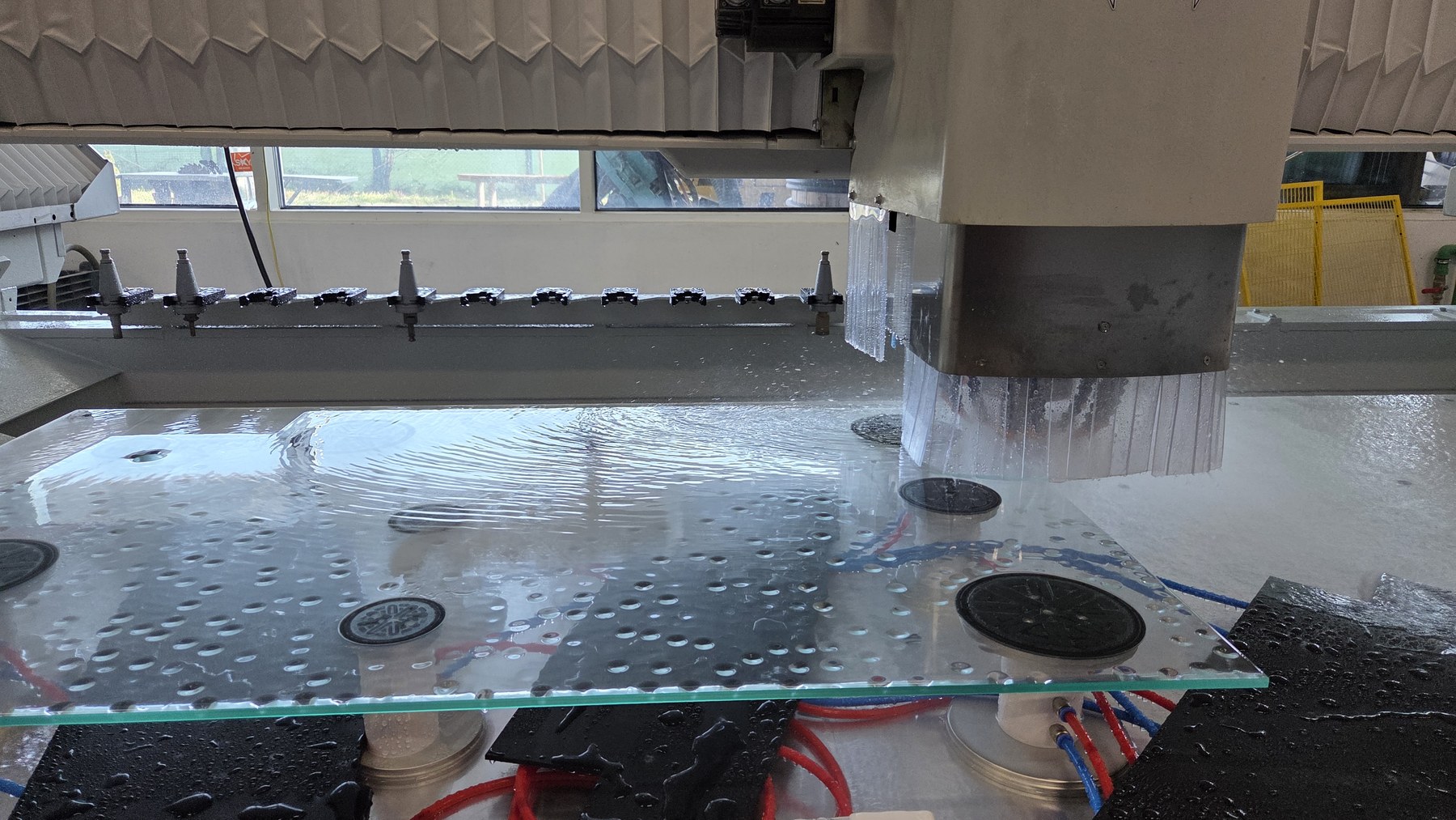 CNC obrada stakla pod vodom